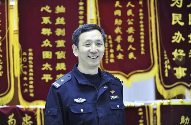 荣誉墙上的锦旗全是他的，只因他的心里装的全是群众！