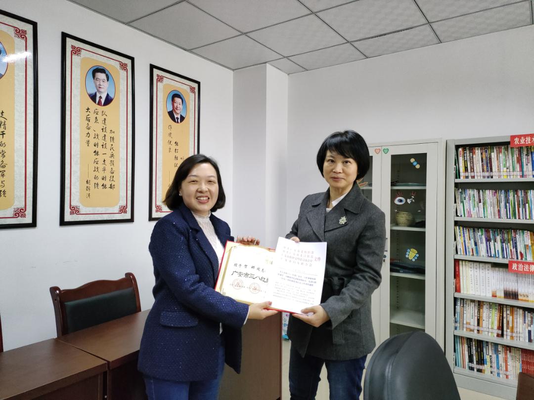 送荣誉鼓干劲——市妇联开展送荣誉下基层活动