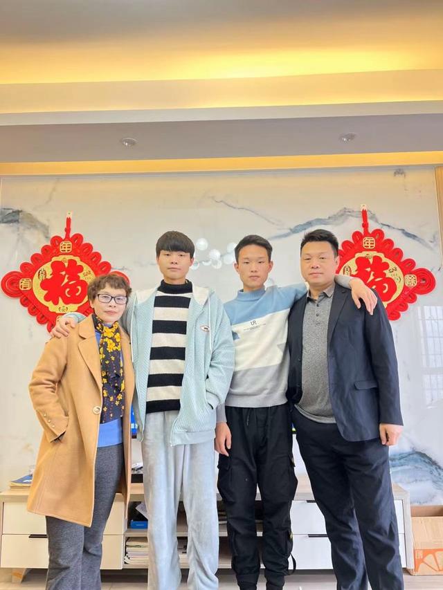 园山街道两个家庭喜获龙岗区2021-2022年度“十大最美家庭”荣誉称号