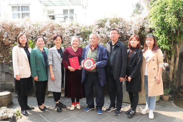 腾冲市送“最美家庭”、“绿色家庭”荣誉到家