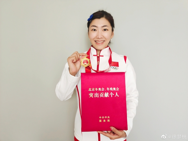 徐梦桃展示突出贡献个人奖章：这份荣誉来自于祖国