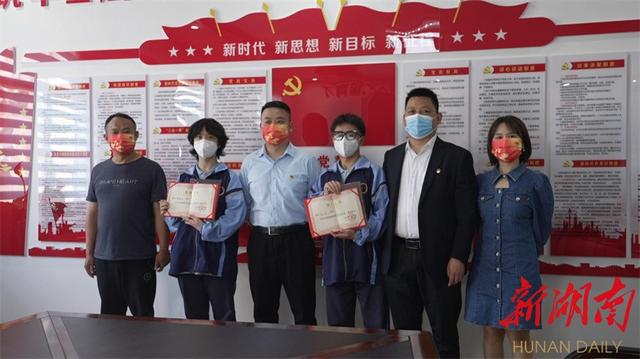 感谢！致敬！红星路社区向优秀志愿者颁发荣誉证书