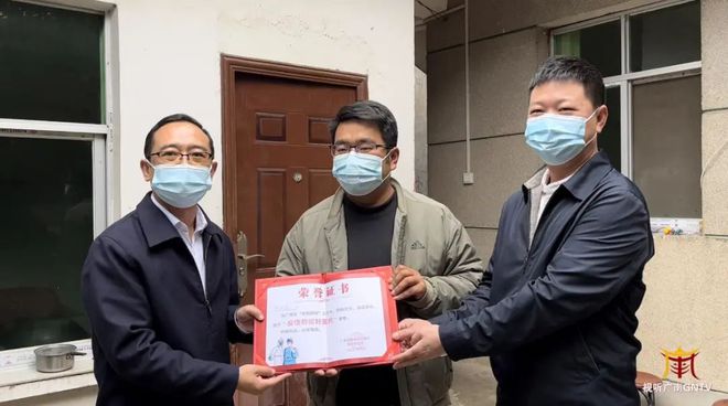 普建勇为疫情防控好居民（村民）颁发荣誉证书