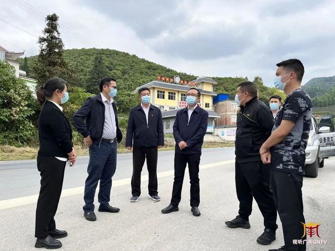 普建勇为疫情防控好居民（村民）颁发荣誉证书