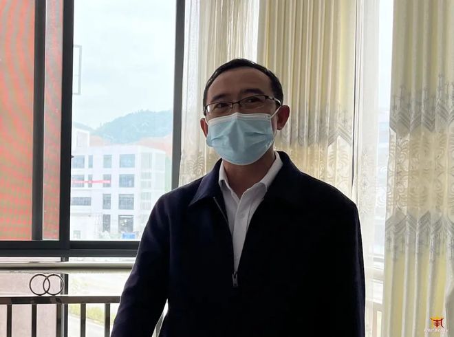 普建勇为疫情防控好居民（村民）颁发荣誉证书