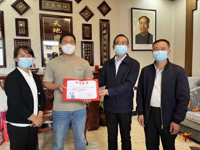 普建勇为疫情防控好居民（村民）颁发荣誉证书