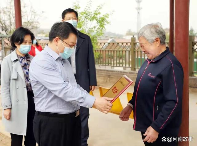 湖滨区：敲锣打鼓送荣誉 “三好”选树传美德