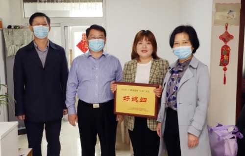 三门峡市湖滨区：敲锣打鼓送荣誉 “三好”选树传美德