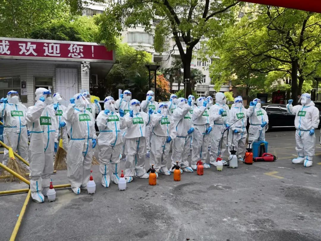 党旗飘扬丨被汗水浸透的衣服是他们“荣誉”的象征……