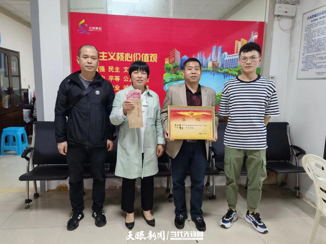 贵阳南明区后巢乡为荣获“四有”优秀士兵荣誉家庭送喜报