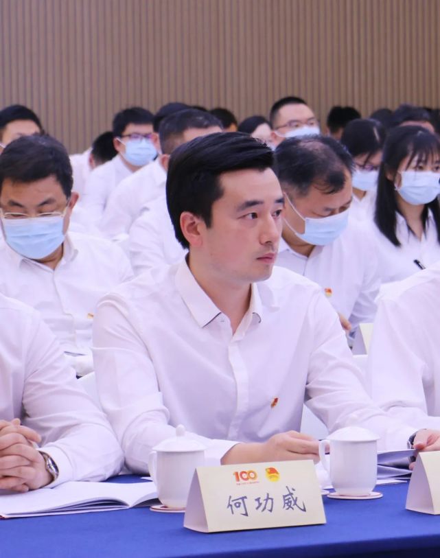 鑫鼎集团何功威荣获宜昌市“新时代十大杰出青年”称号！