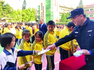 石排普法工作者李云志被授予“全国青少年普法教育优秀辅导员”称号