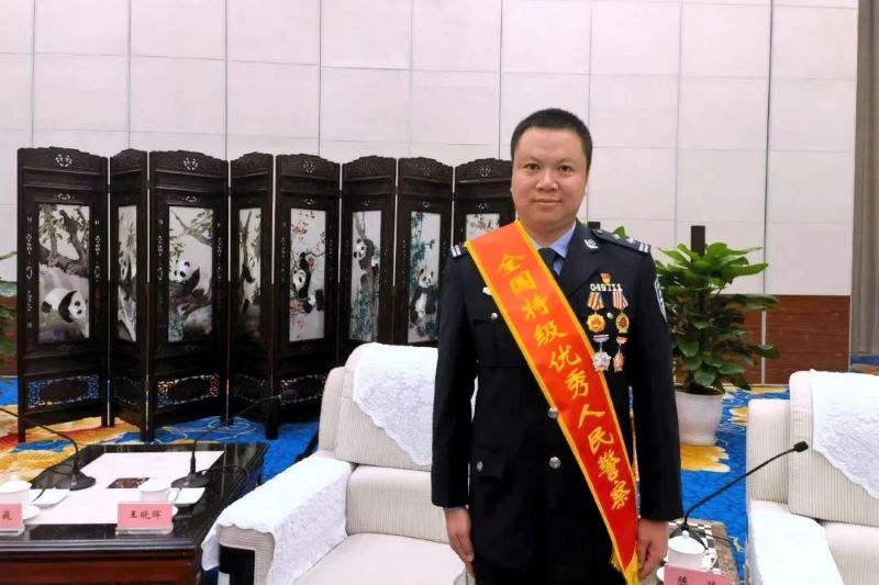 护卫各民族繁荣发展的屏山刑警蒋茂华获“全国特级优秀人民警察”称号