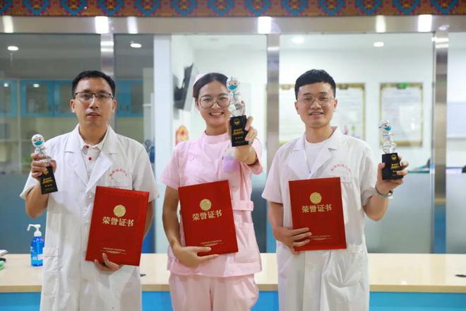 援沪医疗队28名队员荣誉“援沪抗疫英雄”称号和奖杯