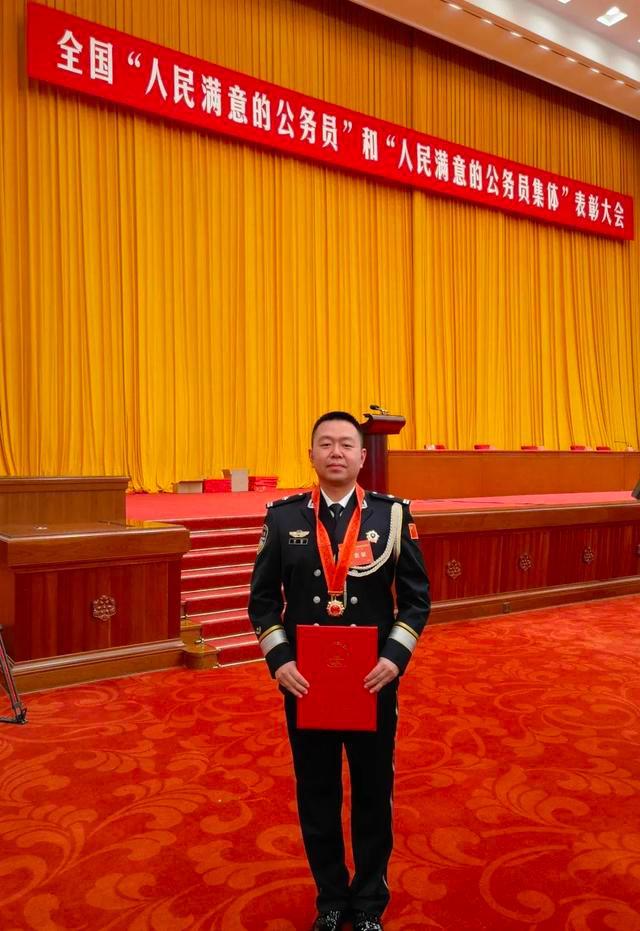 「人民满意的公务员」重庆公安民警余俊被授予全国“人民满意的公务员”称号