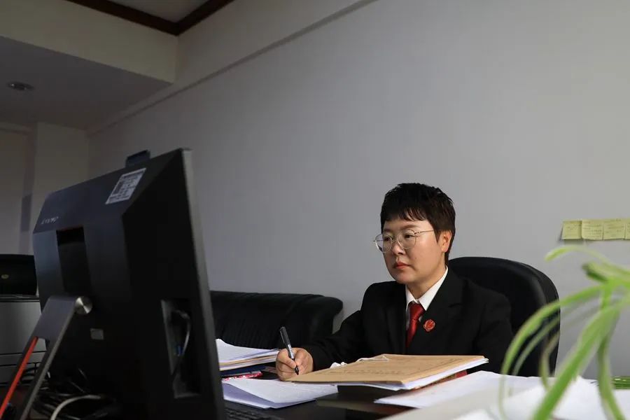 迪庆中院和军芳荣获“人民法院环境资源审判工作先进个人”称号