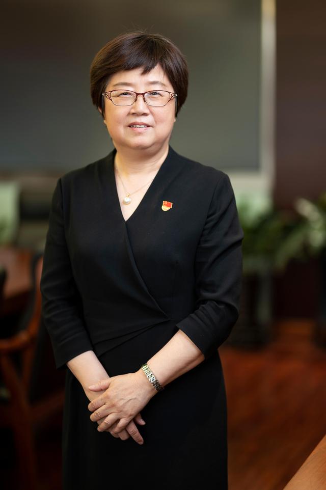 获“人民满意的公务员”称号，她说“为民服务没有终点”