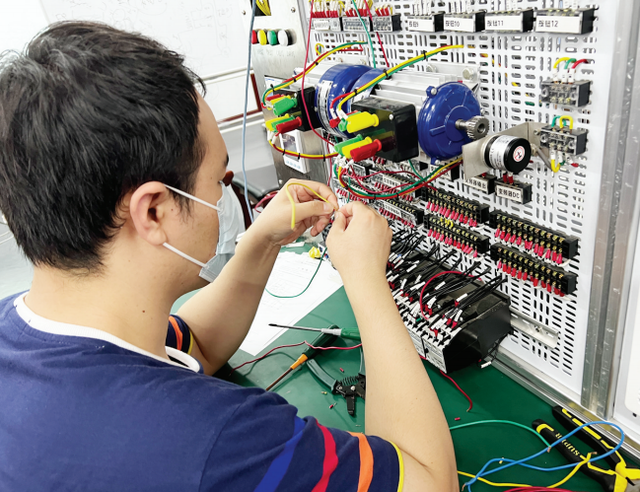 莱山区电工职业技能大赛顺利举行 96名选手争夺高级维修电工证书