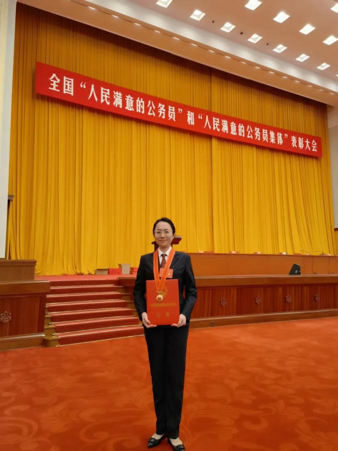 榜样！市妇联兼职副主席荣获全国“人民满意的公务员”称号