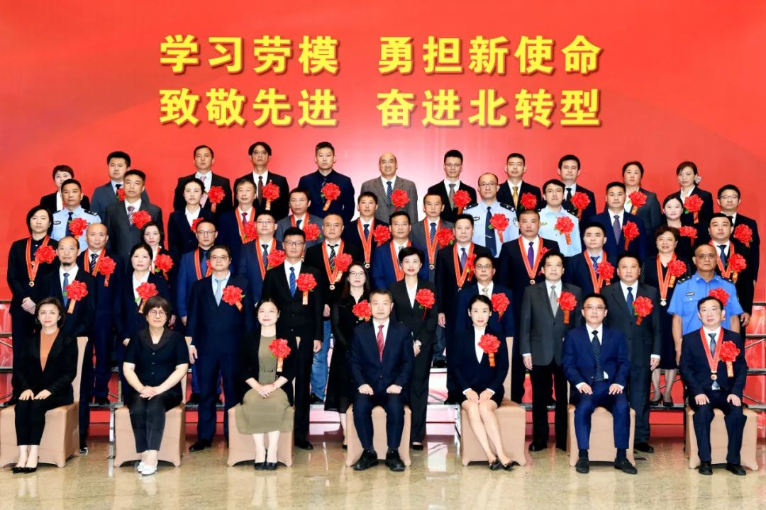 宝山区这些个人和集体，获得“人民满意的公务员”和五一劳动奖称号