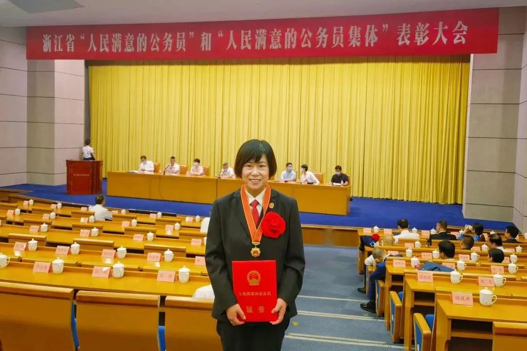 喜报！开化县妇联兼职副主席王佳荣获浙江省“人民满意的公务员”称号
