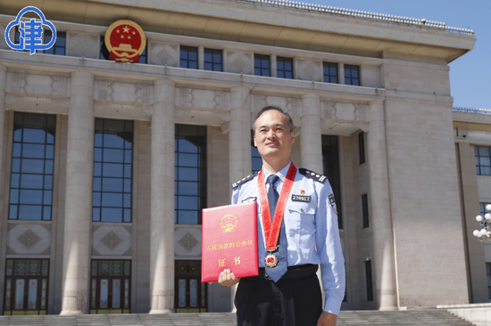 这位荣获全国“人民满意的公务员”称号的警长，有何过人之处？