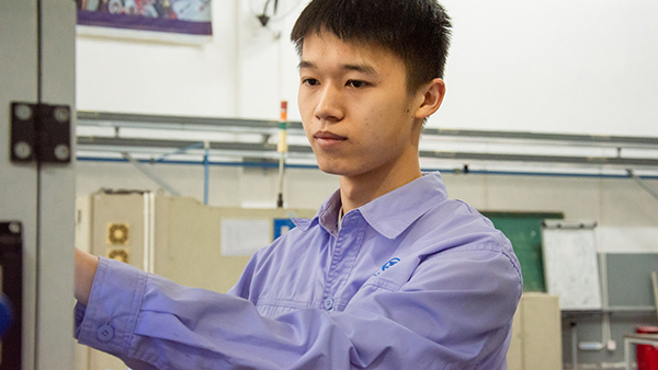 成都航空职业技术学院谢闻杰、陈宇被授予“全国青年岗位能手”称号