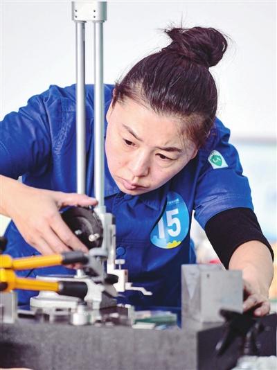 辽宁省第一届职业技能大赛丨32名钳工巧匠决战于毫厘之间