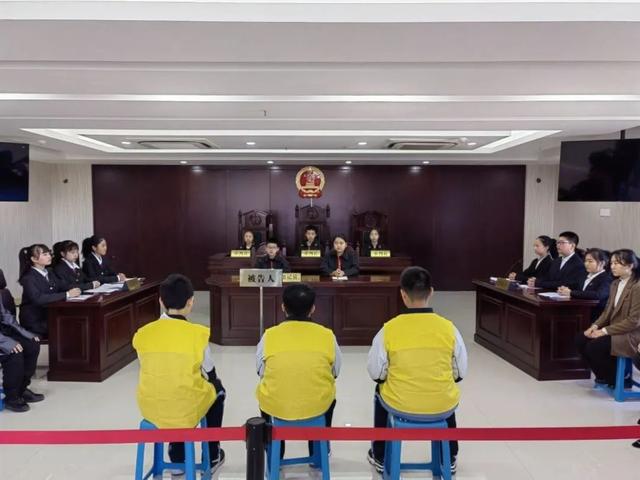 经开五小被授予西安市第四批“红领巾法学院”荣誉称号