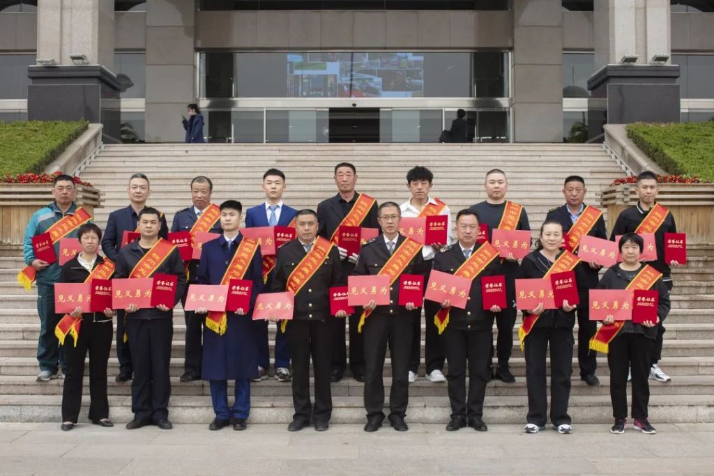 4名城运驾驶员获“胶州市见义勇为模范”荣誉称号