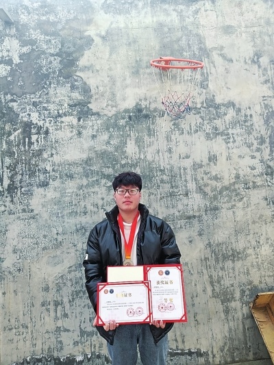 把竞赛当秘籍 夺金路上淬炼“独门绝技” 河南00后小匠绽放技能大赛