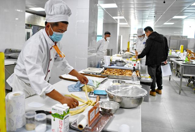 西藏：职业技能大赛展风采