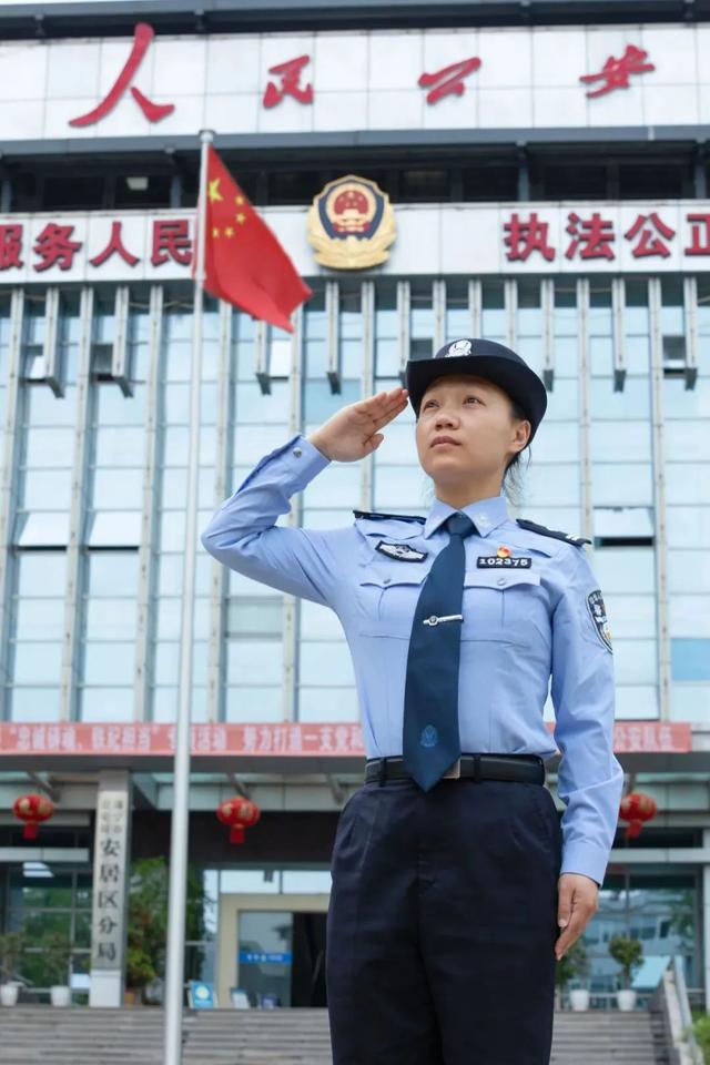 她荣获“全国五一巾帼标兵”称号