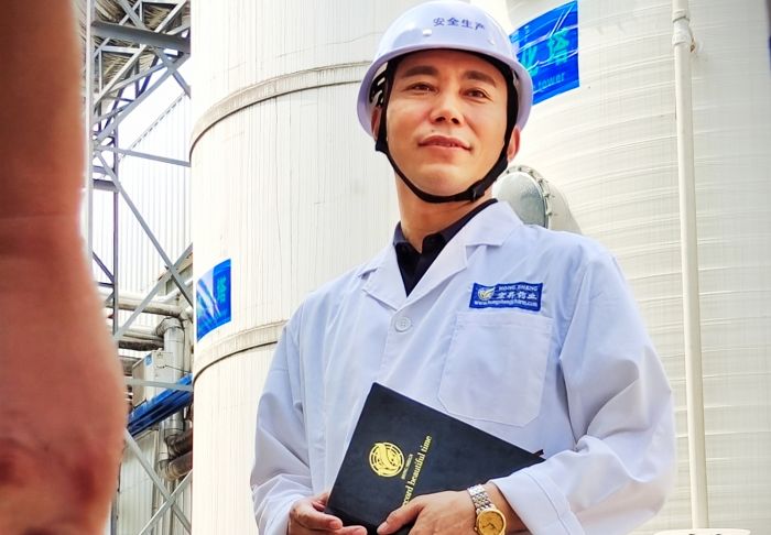 峨眉山宏昇药业总经理鲁成宪荣获“成长型优秀民营企业家”称号