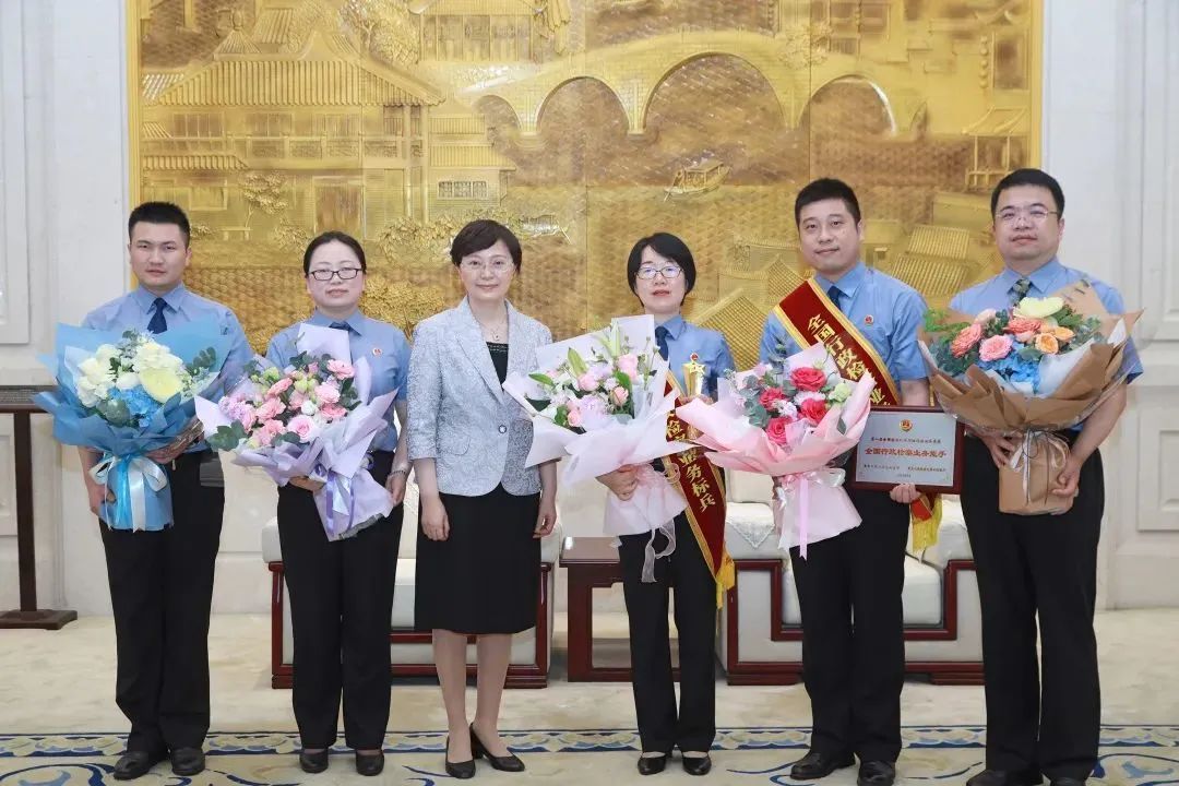 宝山的她荣获“第一届全国检察机关行政检察业务竞赛全国行政检察业务标兵”称号