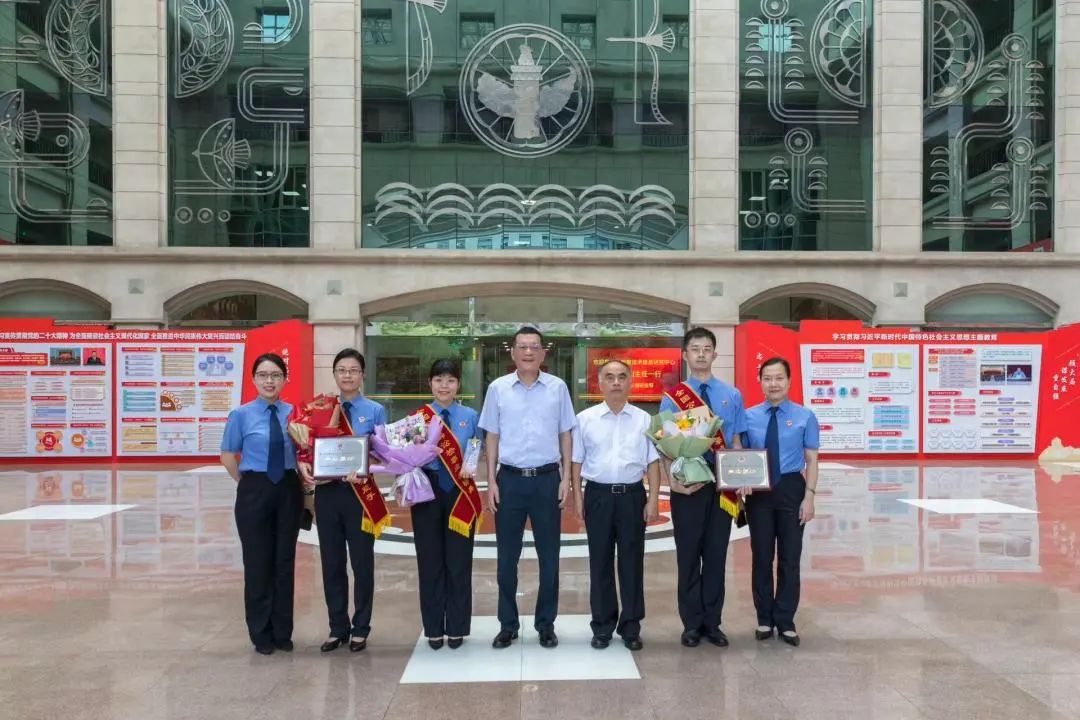 获得首届全国检察机关公益诉讼业务竞赛“业务标兵”“业务能手”称号的广东选手载誉归来