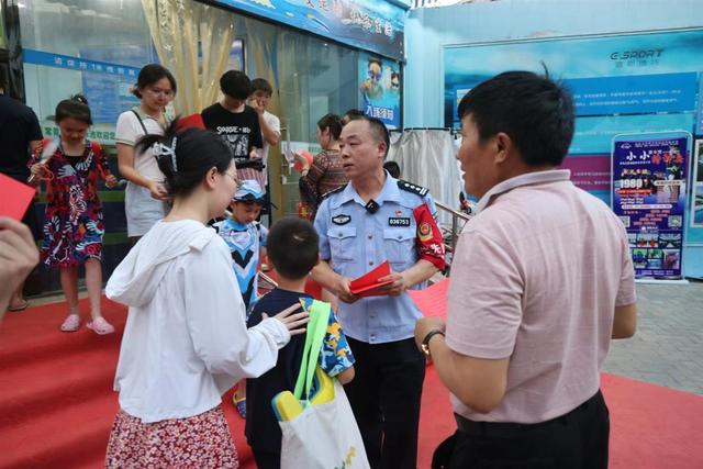 东西湖民警胡志红和“正和调解室”荣获“金牌调解员”“品牌调解室”荣誉称号