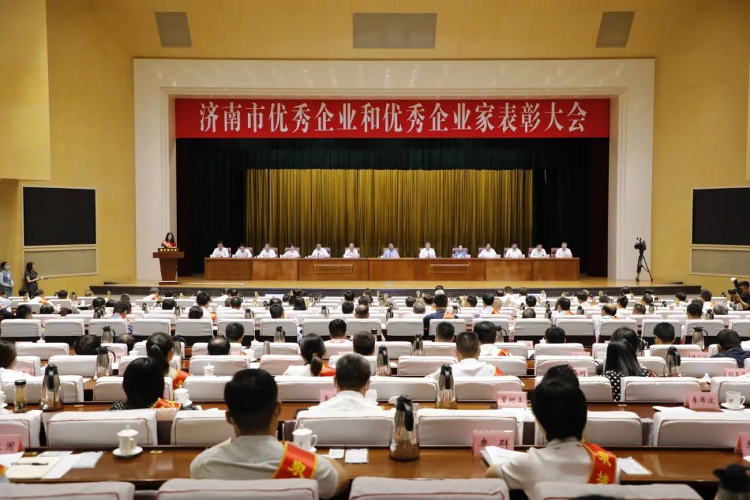 李燕荣获“泉城功勋企业家”荣誉称号