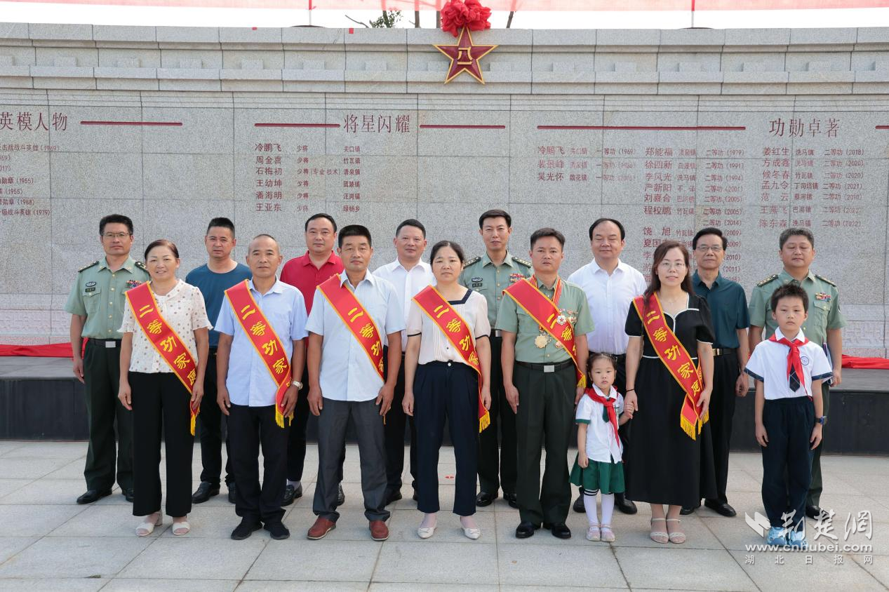 湖北浠水功勋荣誉墙建成 30位浠水籍英模姓名及所获荣誉镌刻上英模墙