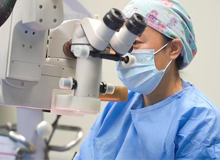 爱尔眼科张奕霞获评重庆市南岸区优秀医师称号