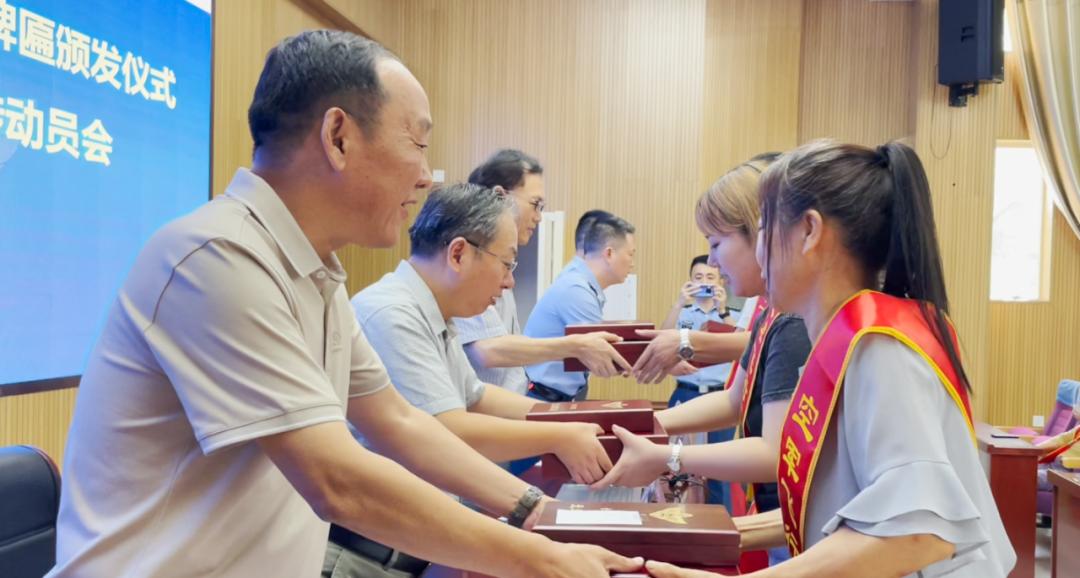 骄傲！马鞍山五个飞行员家庭获荣誉牌匾