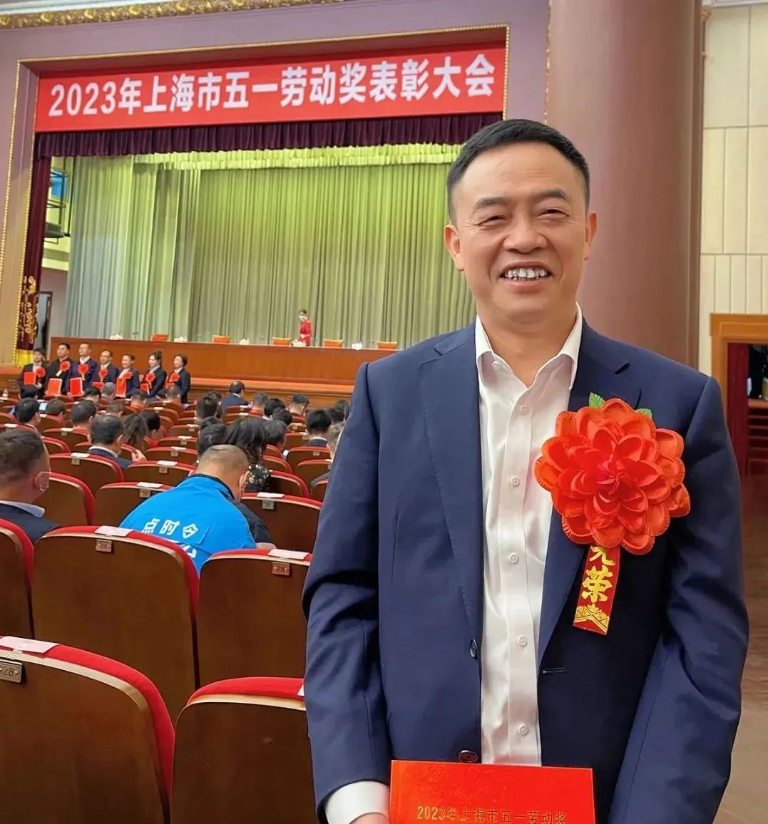 祝贺区政协副主席冯志刚荣获“上海市教育功臣”称号！