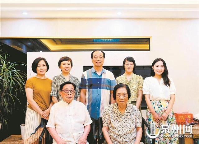 一家三代七人育桃李 被授予泉州市'教育世家'称号