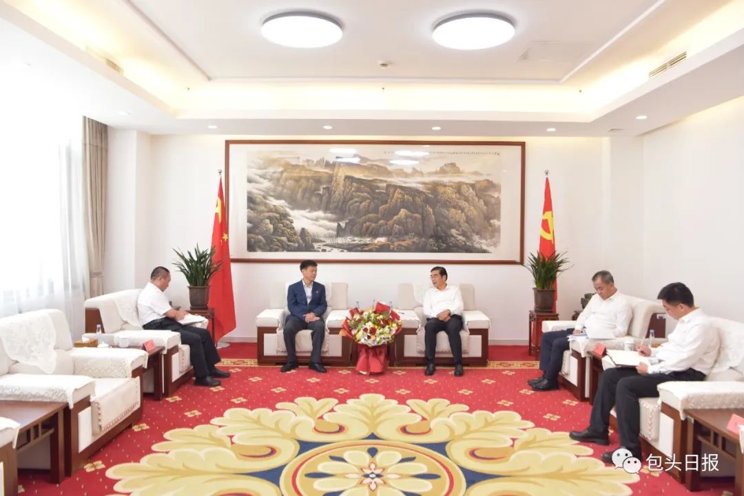 丁绣峰会见我市“全国最美教师”荣誉称号获得者王文山