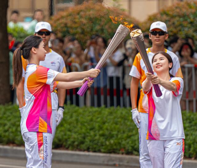 亚运火炬手梅琴：这份荣誉属于所有的医务人员