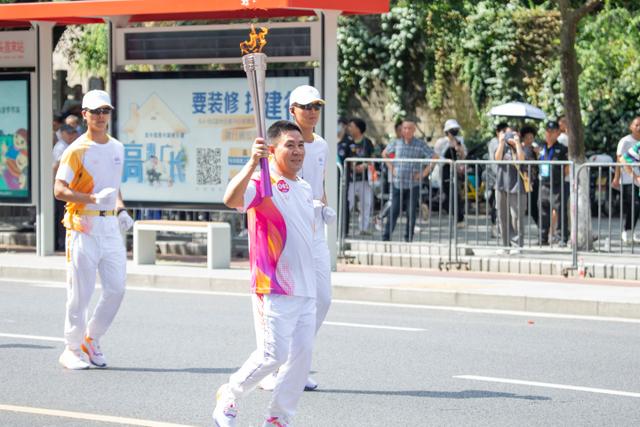 亚运火炬手万成考：将这份荣誉和责任带回去，传递给每位温州海事人