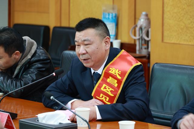 街头狂奔救助受伤男孩，这位教师被授予“见义勇为先进个人”荣誉称号