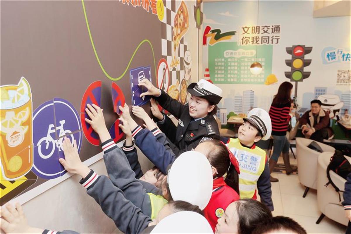 江岸公安彭丽斯、张骏荣获2023年度“武汉最美基层民警、辅警”荣誉称号