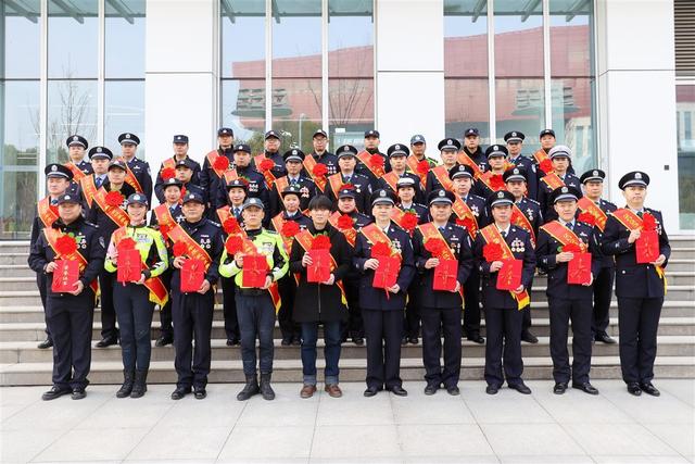 喜讯！东湖高新公安樊庆伟、李轶荣获2023年度“武汉最美基层民警、辅警”荣誉称号