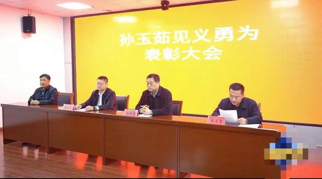 诸城跪地救人女护士获“见义勇为先进个人”称号